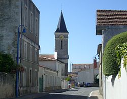 Le centre ville d’Étaules, avec l’église Notre-Dame