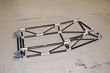 Structure en treillis réalisée en tubes de carbone et aluminium. Il pèse 2.5 kg.