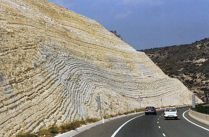 File:Chalk layers in Cyprus (Paphos-Limassol) 02.jpg