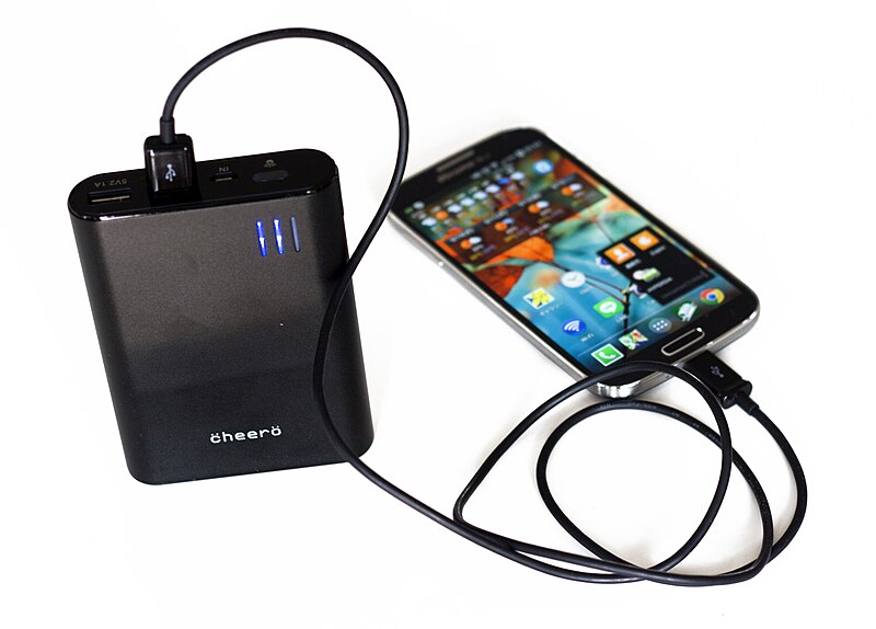 File:Cheero powerbank & Samsung Galaxy S4 20140910.jpg