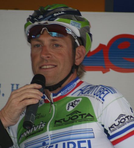 Christophe Moreau, champion de France en 2007, arborant un liseré tricolore au col et aux manches de son maillot en 2008.