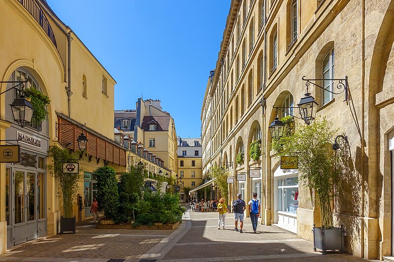 File:Cité Berryer, Paris 25 May 2017.jpg