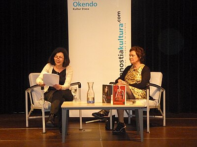 Teresa Calo aurkezlea Clara Sánchez idazlearekin Okendoko hitzaldian, 2014.05.12