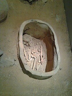 Clay coffin from National Museum of Bahrain A123.jpg