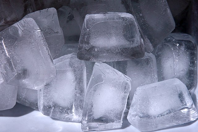 File:Cloudy ice cubes.jpg - Wikipedia