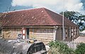 Collectie Nationaal Museum van Wereldculturen TM-20029484 Woning, op de voorgrond een regenbak Sint Eustatius Boy Lawson (Fotograaf).jpg