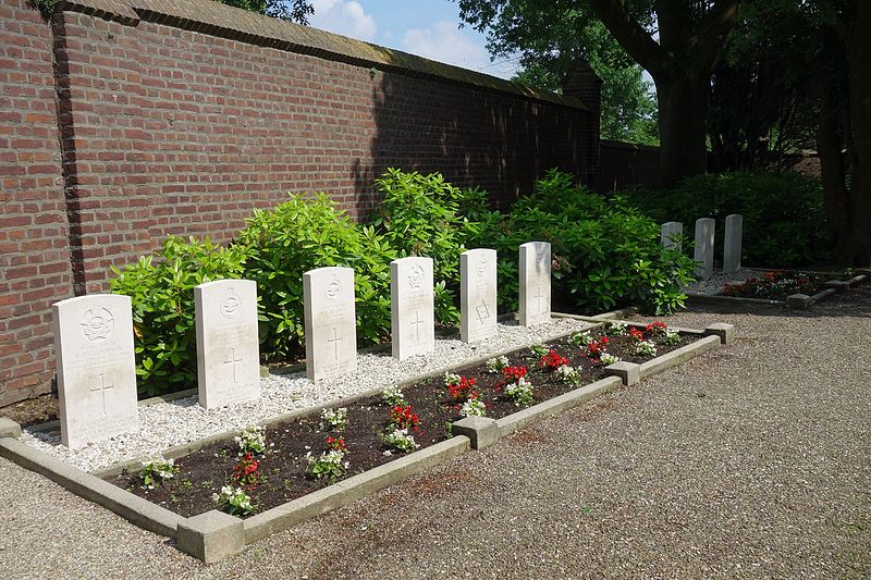 File:Commonwealth War Graves, Roermond.jpg