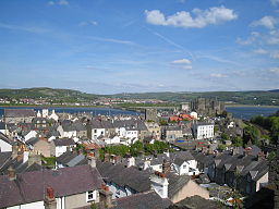 Den muromgärdade stadskärnan sedd från ett av stadsmurens torn. Conwy Castle syns till höger.
