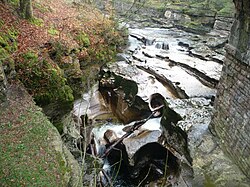 Coopkarnel, di bawah jembatan jalan, Kirkby Stephen (geograph 2341006).jpg