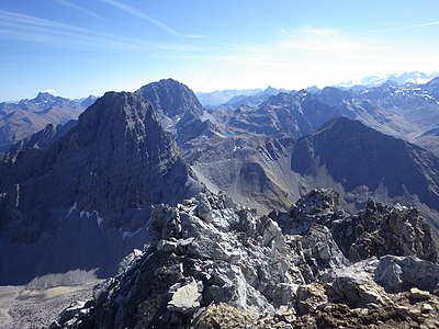 Blick zu den anderen Berge der Bergüner Stöcke. V. l. n. r. Tinzenhorn, Piz Ela und Pizza Grossa.