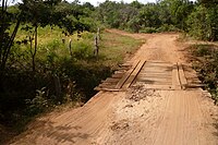 Landweg met brug