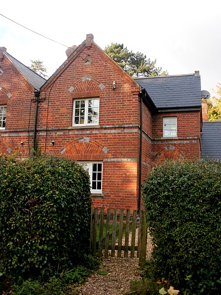 File:Cottages near Thurle Grange Streatley - geograph.org.uk - 5618002.jpg