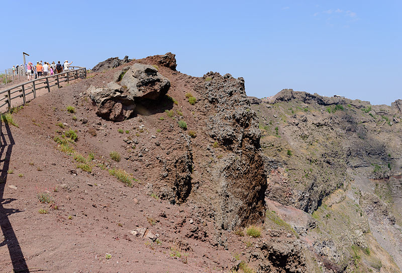 File:Crater rim volcano Vesuvius - Campania - Italy - July 9th 2013 - 02.jpg