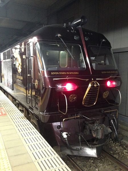 File:Cruise train "Seven Stars in Kyushu" stopping at Hakata Station 3.jpg