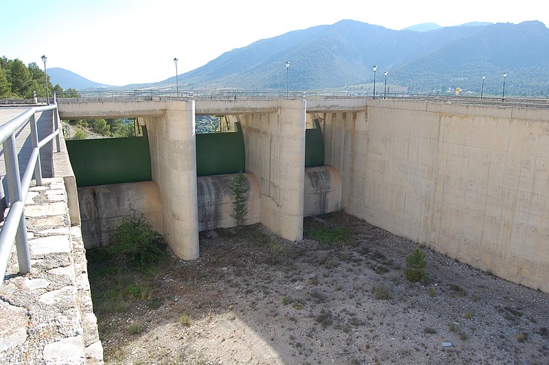 File:DETALLE COMPUERTAS PANTANO SAN CLEMENTE - panoramio.jpg