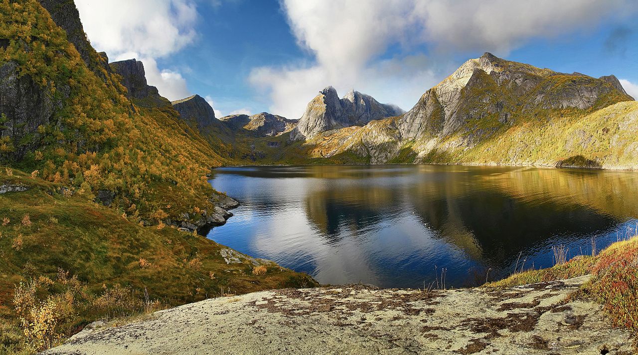 Fjord de l'île Moskenesøya, dans les Lofoten.  (définition réelle 5 340 × 2 970)