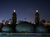 Kubah-kubah Saint Mark Gereja, berdiri di atas cakrawala pada malam hari, Heliopolis, Kairo, Egypt.jpg