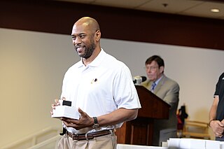 <span class="mw-page-title-main">Tony Settles</span> American football player (born 1964)