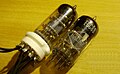 Dos triodos dobles ECC89 diseñados para amplificar VHF.