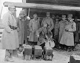 Енё Керпей играет на фронте Первой мировой войны перед солдатами (1915)