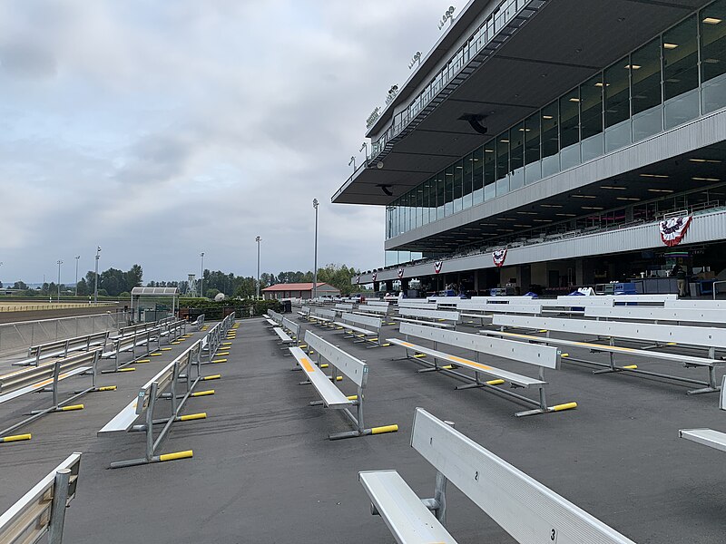 File:Emerald Downs Grandstand pre-live racing - 30 June 2021.jpg