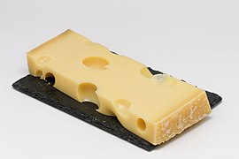 Photographie en couleurs d’une tranche de fromage.