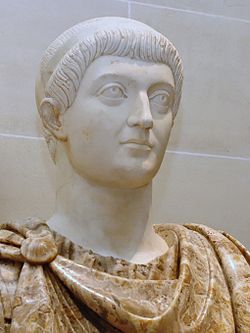 Wit standbeeld hoofd van Constans op een gekleurde marmeren buste