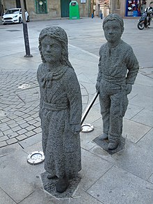 Estatua dun neno e dunha nena en Marín