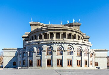 Национальный академический театр оперы и балета имени Александра Спендиарова в Ереване. Архитектор: Александр Таманян