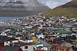 Vy över Klaksvík med ön Kunoy i bakgrunden.