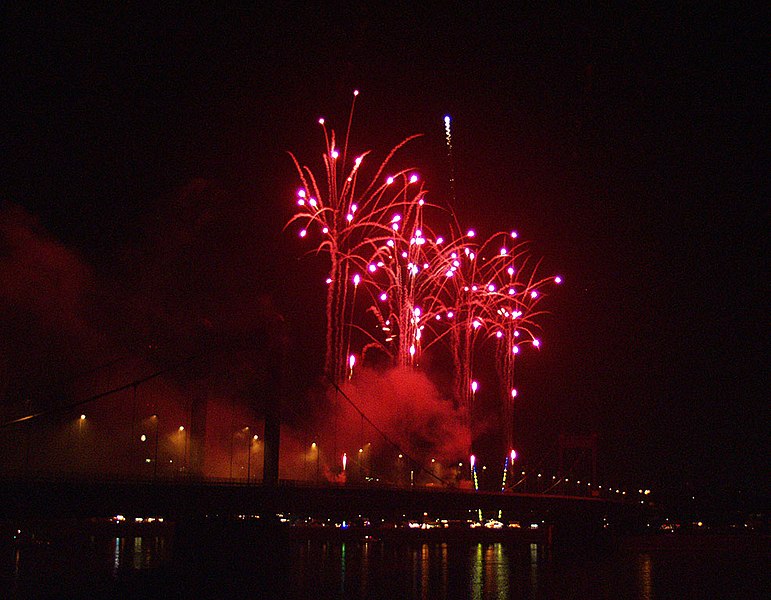 File:Feuerwerk Ruhrort 1.jpg