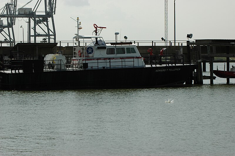 File:Fireboat Howard T. Tellepsen in the Houston Channel -b.jpg