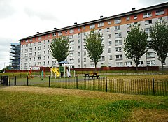 Flats on Glen Clunie Place (geograph 5844286).jpg