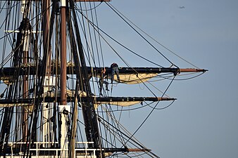 Gabier sur les vergues de l'USS Constitution. Les vergues sont mobiles horizontalement (pour l'orientation par rapport au vent) et verticalement (surtout les vergues hautes).