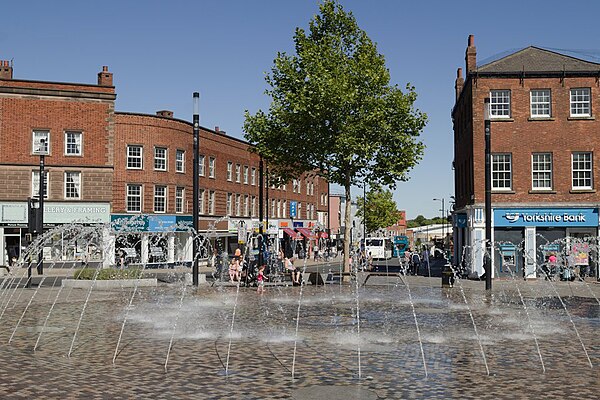 Image: Fountain, Bull Ring, Wakefield   geograph.org.uk   5825891