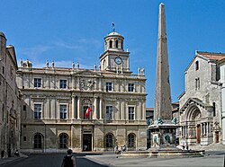 Arles, la place de la République avec l’hôtel de ville et l’obélisque.
