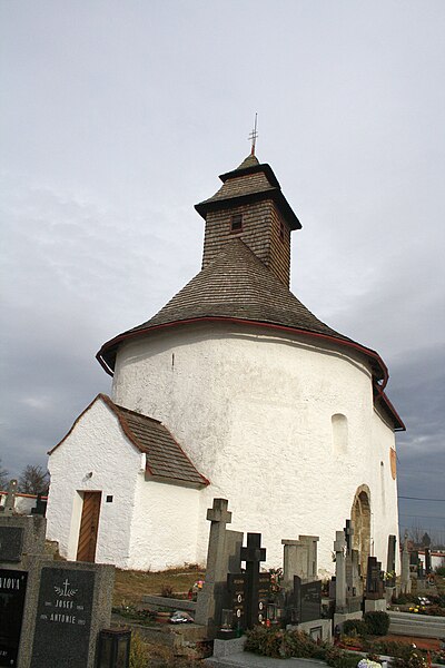 Soubor:Frontright view of Saint Mary Magdalene church in Šebkovice, Třebíč District.jpg
