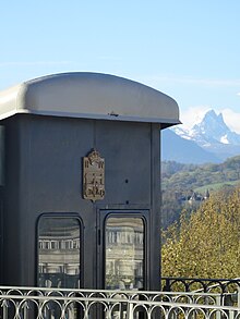 Photographie en couleurs de la cabine d'un funiculaire.