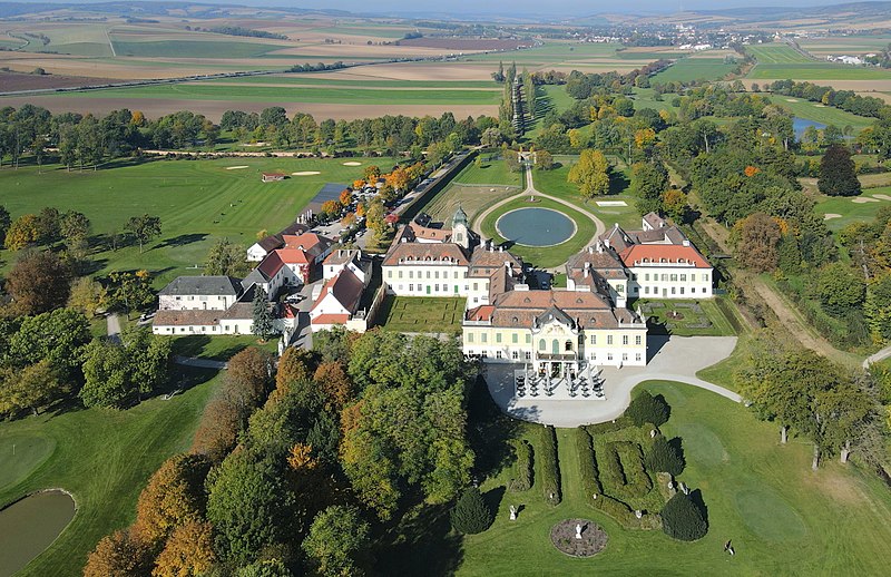 File:Göllersdorf - Schloss Schönborn, Luftaufnahme.JPG