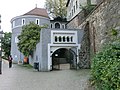 All parts of the south-eastern city fortifications, including the outer and inner city walls (1300/1310), the ox bastion (Kahletor until the eastern half was demolished in 1834) and the ox bastion with terraces, walls, portals, lattice gates, 6 fountains, and a system of paths Stairs, pavilion, structure and space-creating planting as well as the gate on Bergstrasse