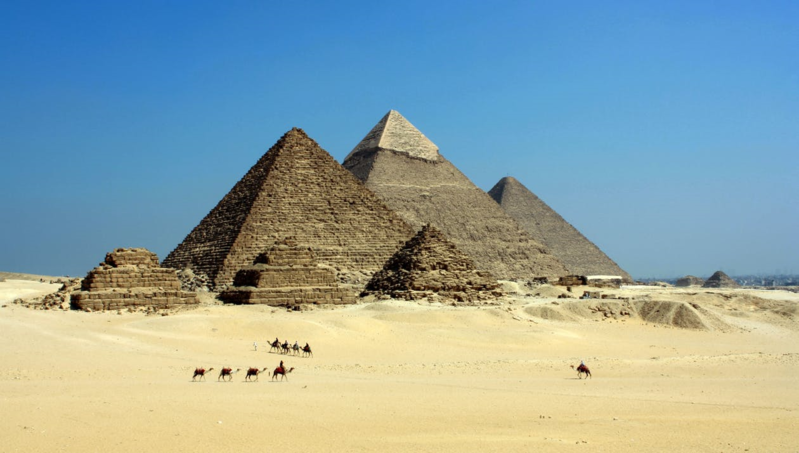 File:Giza Pyramids - أهرامات الجيزة.png