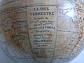 Détail du globe avec la signature du géographe.