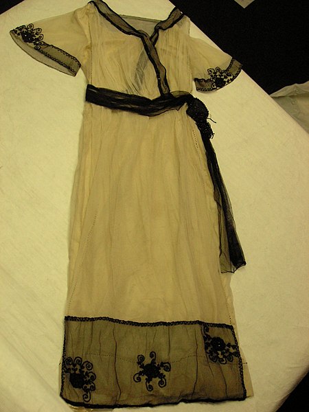 File:Gown, tea (AM 2003.62.2-1).jpg