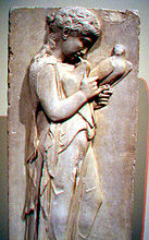 Grieks reliëf, meisje met duif