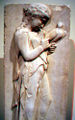Jeune femme à la colombe (art grec antique).