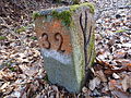 Grenzstein im ehemaligen Hagelsbrunnenbach mit der Nr. 32 in Möhringen auf den Fildern, an der Grenze zu Rohr, Stuttgart, Deutschland