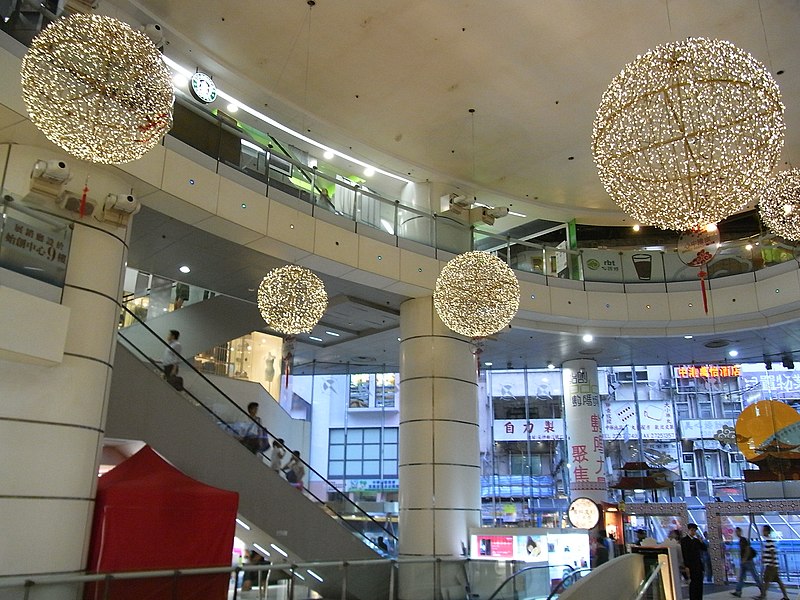 File:HK Mong Kok Pioneer Centre courtyard ceiling lamps decoration Sept-2012.JPG