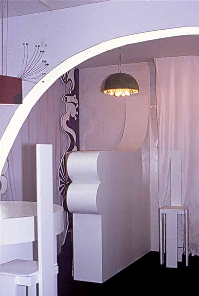 H Rösler - Innenarchitektur mit Schranktrennwand, Tisch und Stühlen (1992).jpg