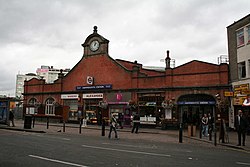 Het stationsgebouw aan Beadon Road.