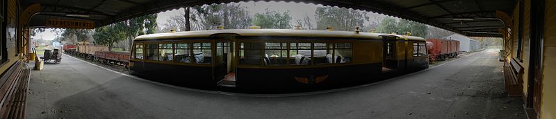 File:Healesville Station with RM22.jpg